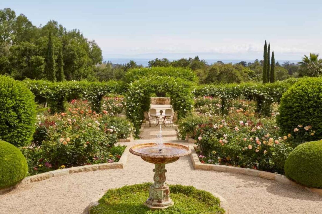 La mansión de Oprah Winfrey en California, la "Tierra Prometida", tiene un jardín con más de 600 árboles de rosas y una casa de té particular