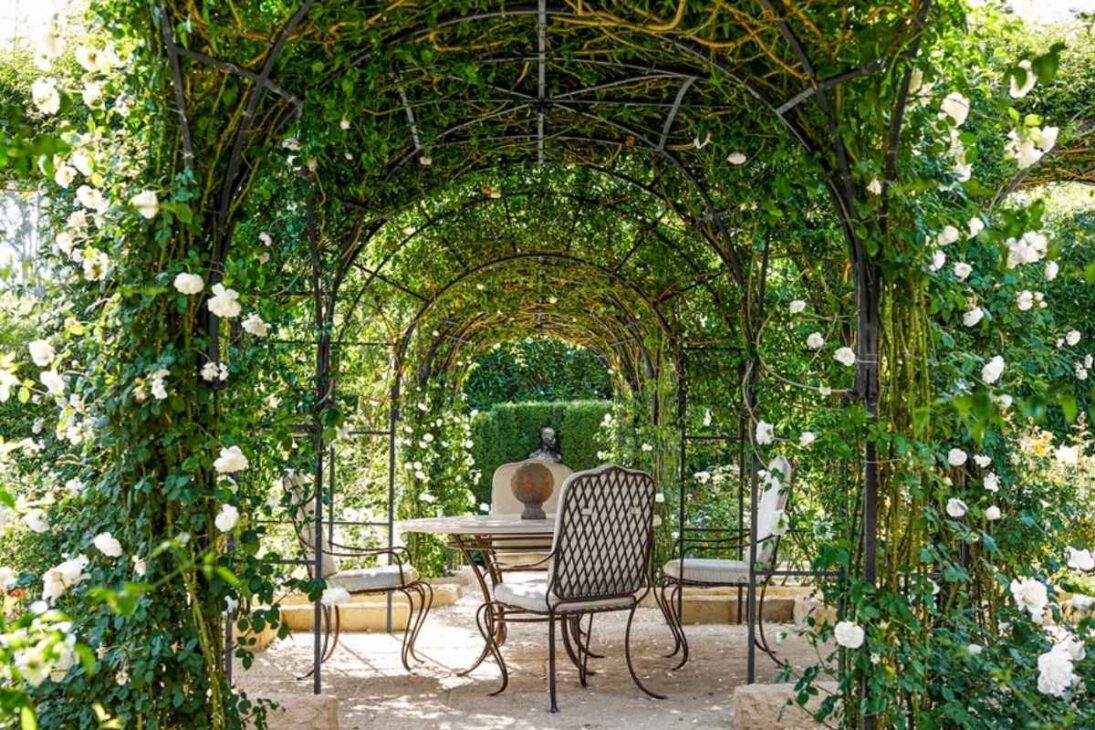 La mansión de Oprah Winfrey en California, la "Tierra Prometida", tiene un jardín con más de 600 árboles de rosas y una casa de té particular