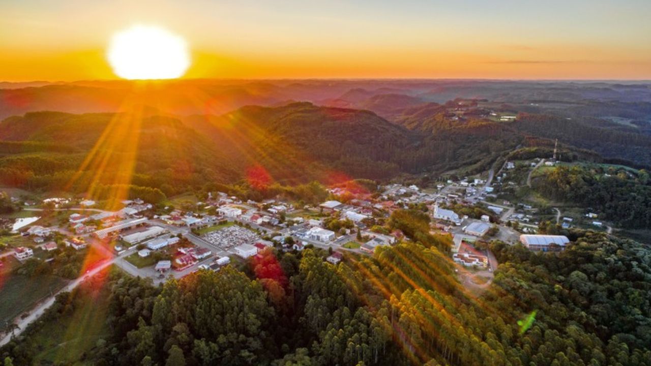 A pequena cidade que é o polo nacional de uma fruta exótica e movimenta uma economia milionária, celebrando sua safra com uma festa que atrai milhares de turistas