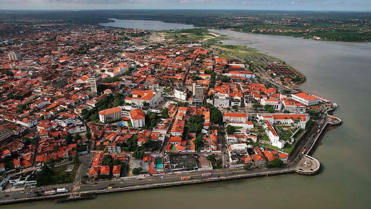 A única capital brasileira fundada por franceses é conhecida como "Ilha do Amor", tem um centro histórico de azulejos portugueses e uma forte cultura de reggae
