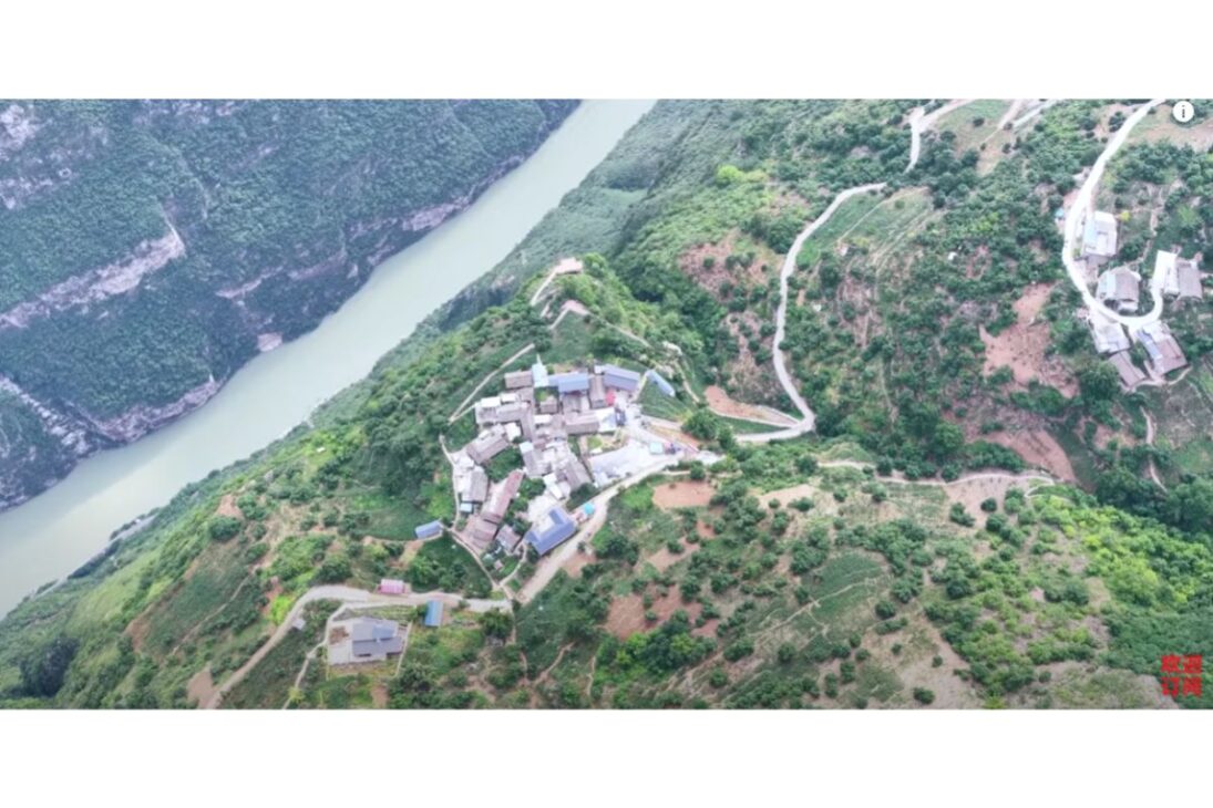 La villa del acantilado en Sichuan donde hasta las águilas evitan volar: habitantes suben seis horas por senderos peligrosos a 1.400 metros de altura