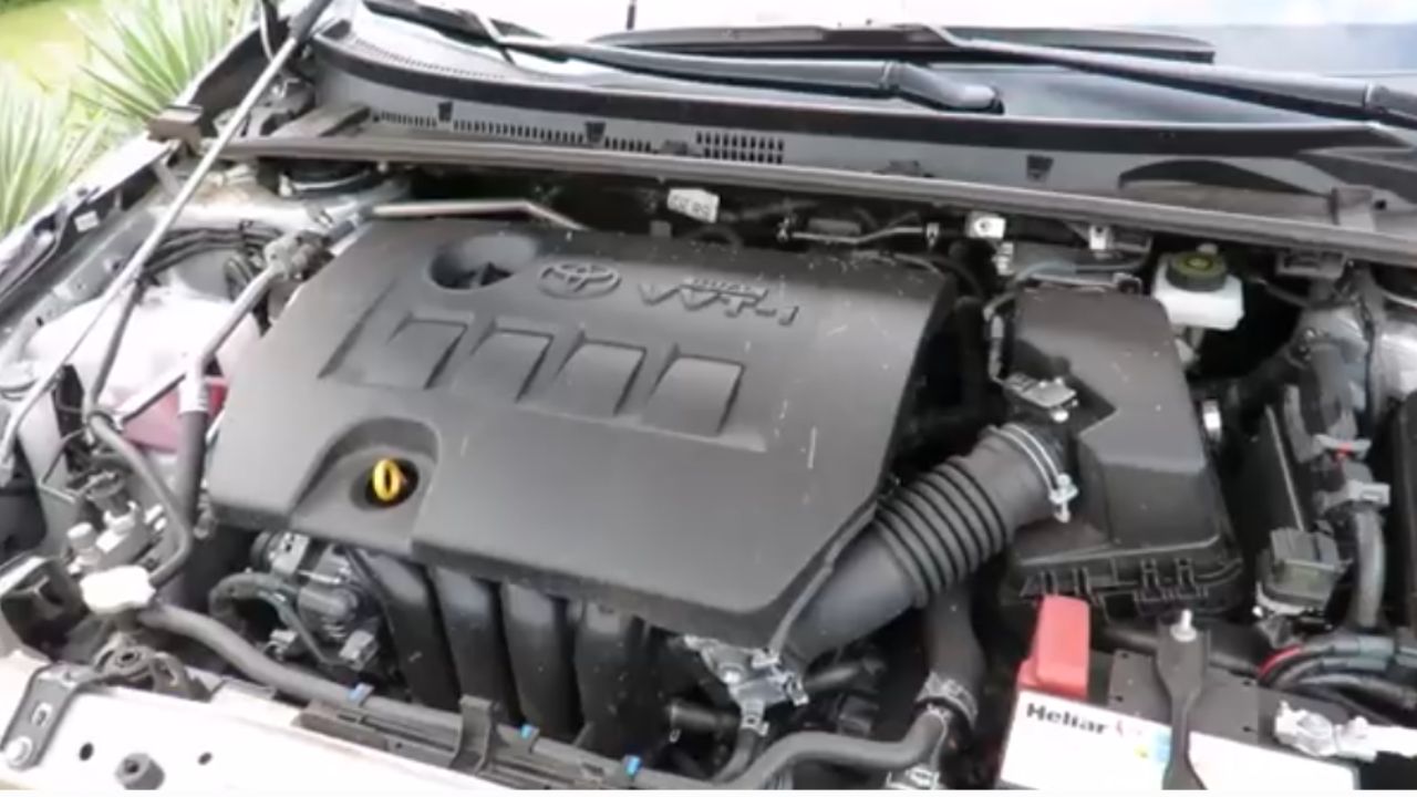 El Toyota Corolla GLi 1.8 Automático 2017 es considerado un sedán económico para su porte, registrando oficialmente un consumo de 11,4 km/l en la ciudad y 13,2 km/l en la carretera con gasolina.