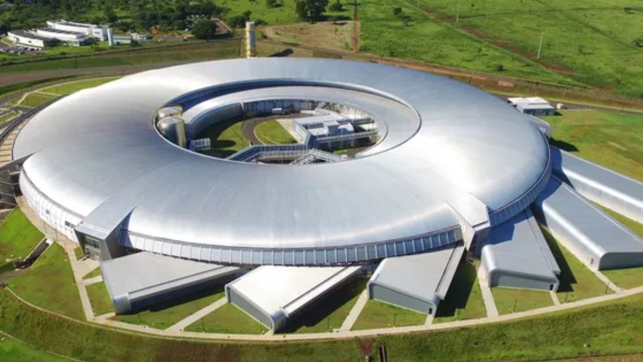 Acelerador de partículas brasileiro, único no hemisfério sul, gera luz mais brilhante que o Sol para criar novos remédios, combater vírus e revolucionar a indústria nacional