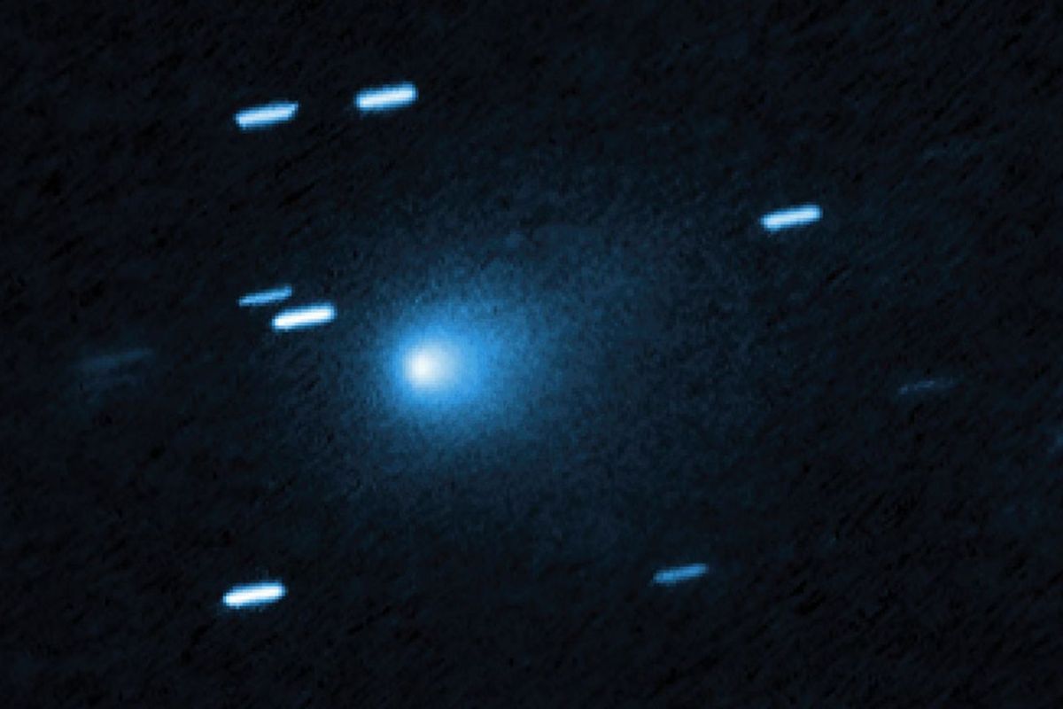 O cometa 3I/ATLAS acelera a 210 mil km/h dentro da órbita de Marte, revelando uma trajetória interestelar inédita e oferecendo novas medições científicas sobre o Sistema Solar.