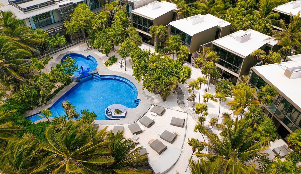 Antiga mansão de Pablo Escobar em Tulum se transforma em hotel Casa Malca, com suítes luxuosas, obras de arte e diárias de R$ 4,9 mil