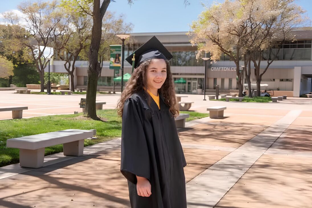 Con Solo 10 Años, La Niña Prodigio de California Se Gradúa en Universidad con Dos Títulos y Rompe Récord Histórico