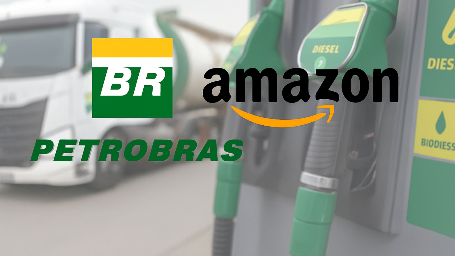 Logotipos da Petrobras e Amazon centralizados sobre fundo desfocado com caminhão e bombas de combustíveis de baixo carbono.