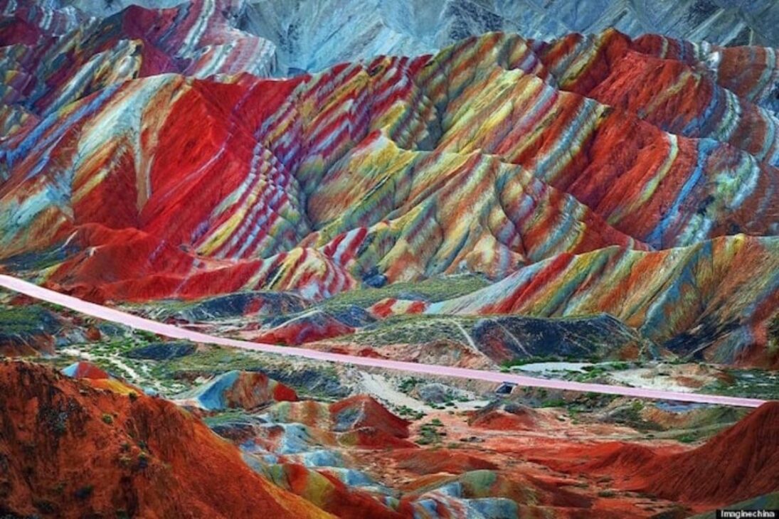 Las montañas Arcoíris de China: existe un paisaje geológico donde las montañas parecen haber sido pintadas con colores vibrantes