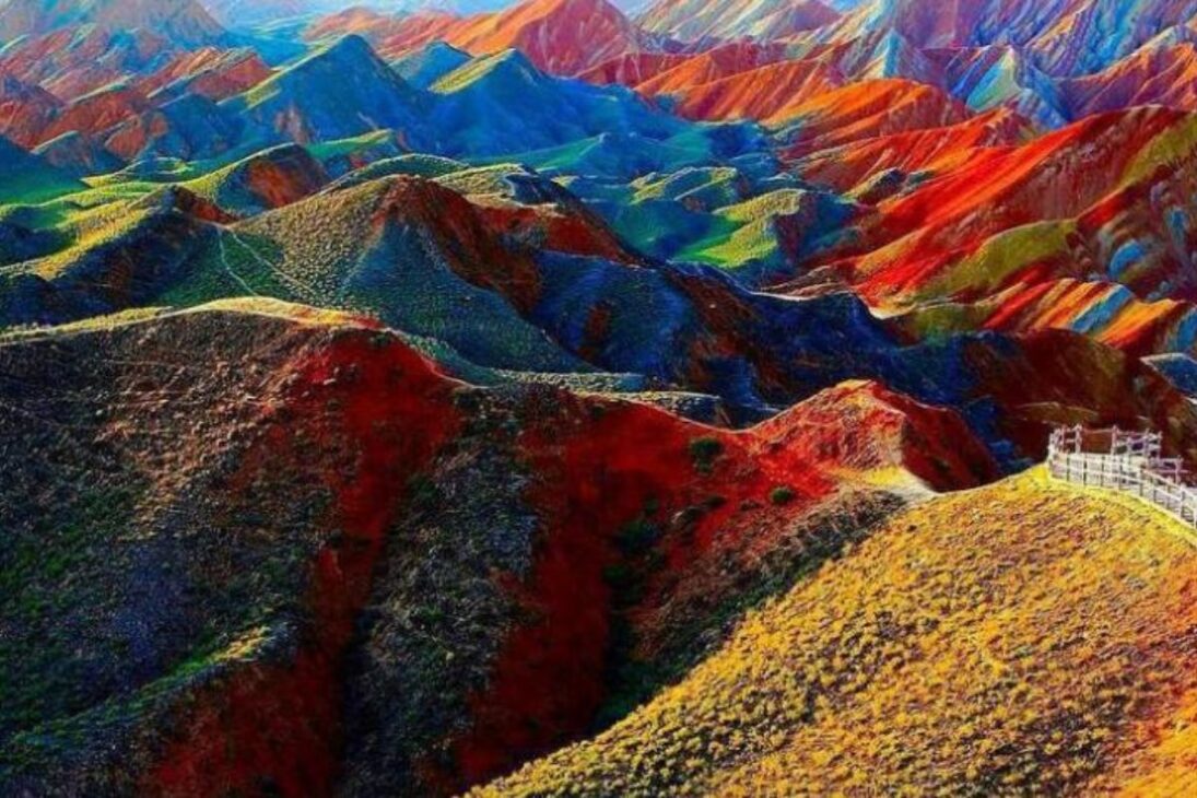 Las montañas Arcoíris de China: existe un paisaje geológico donde las montañas parecen haber sido pintadas con colores vibrantes