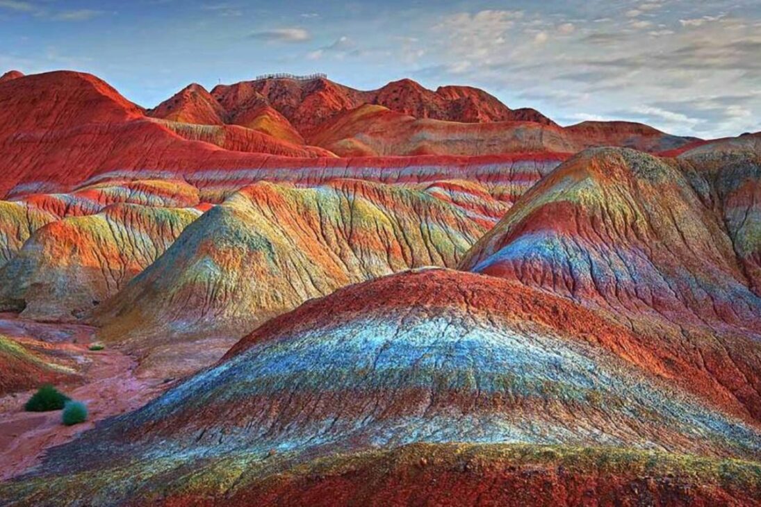 Las montañas Arcoíris de China: existe un paisaje geológico donde las montañas parecen haber sido pintadas con colores vibrantes