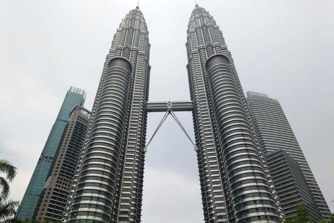 Las torres gemelas más altas del mundo, con 451,9 metros y 88 pisos, construidas con concreto de alta resistencia a un costo de $1,6 mil millones