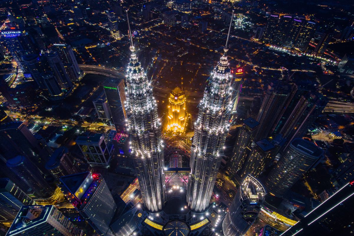 As torres gêmeas mais altas do mundo em Kuala Lumpur têm 88 andares, Skybridge e concreto de alta resistência que marcaram a engenharia moderna.