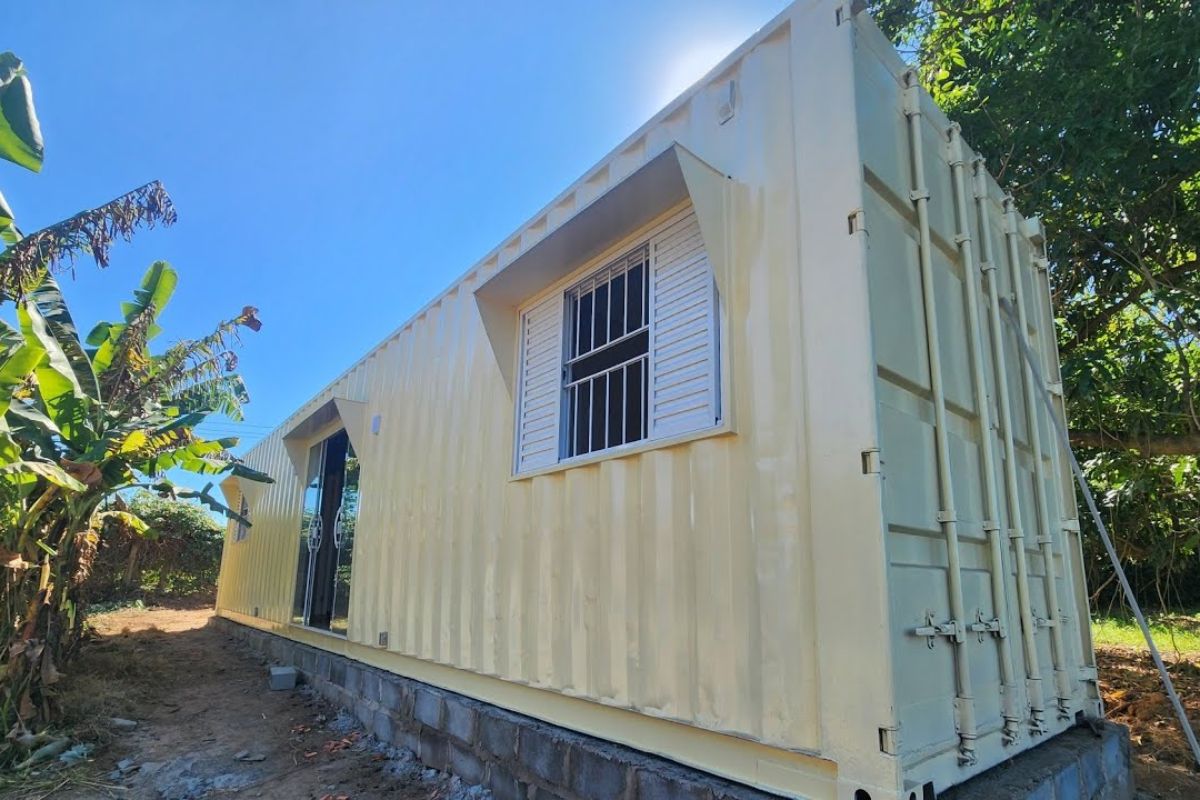Casa contêiner em Limeira foi vendida em 24h e instalada em sítio rural, exemplo de construção modular pronta para morar com conforto e eficiência.