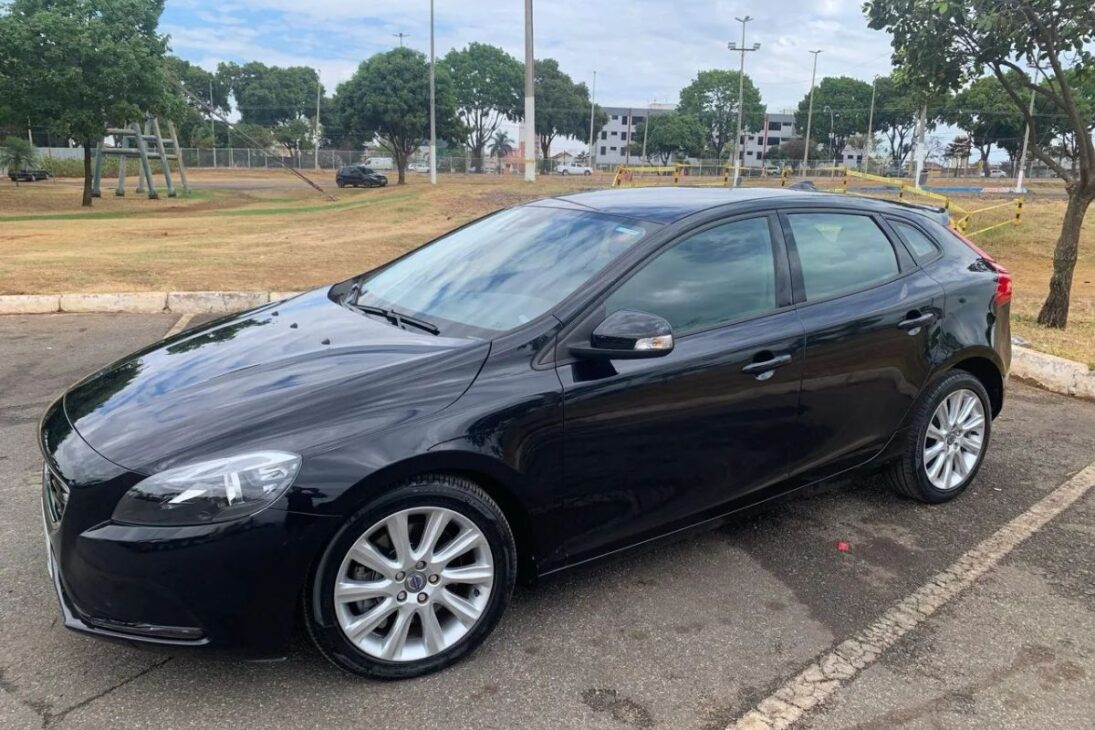 Cinco coches de lujo olvidados y baratísimos: Volvo V40 por sesenta y cinco mil, Equinox 2.0 turbo, Peugeot 3008 hi-tech, Mercedes A200 y Lexus híbrido abajo de cien mil