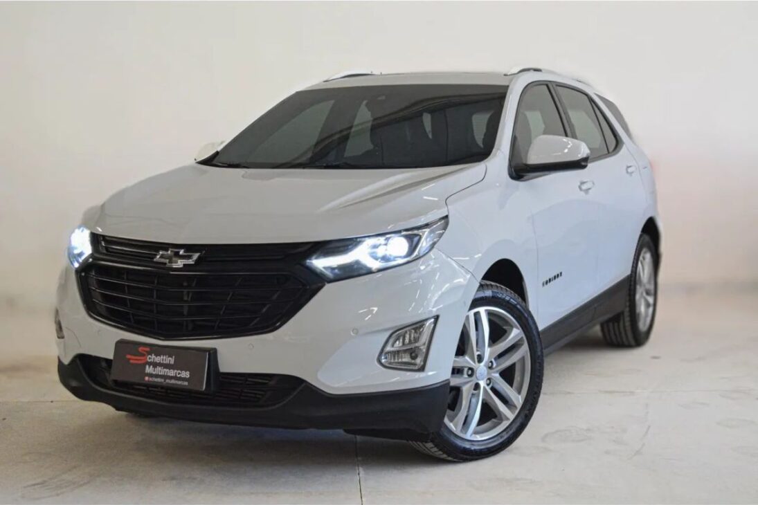 Cinco coches de lujo olvidados y baratísimos: Volvo V40 por sesenta y cinco mil, Equinox 2.0 turbo, Peugeot 3008 hi-tech, Mercedes A200 y Lexus híbrido abajo de cien mil