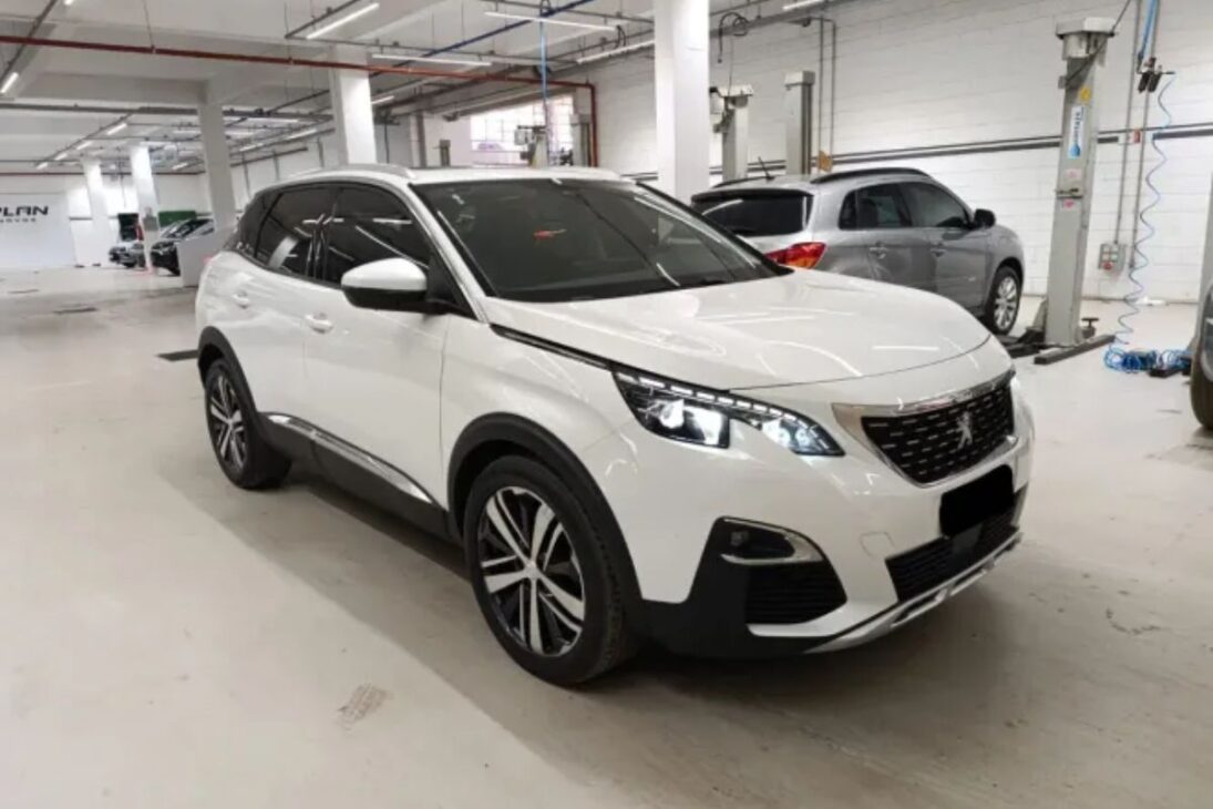 Cinco coches de lujo olvidados y baratísimos: Volvo V40 por sesenta y cinco mil, Equinox 2.0 turbo, Peugeot 3008 hi-tech, Mercedes A200 y Lexus híbrido abajo de cien mil