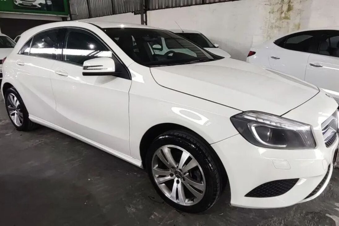 Cinco coches de lujo olvidados y baratísimos: Volvo V40 por sesenta y cinco mil, Equinox 2.0 turbo, Peugeot 3008 hi-tech, Mercedes A200 y Lexus híbrido abajo de cien mil