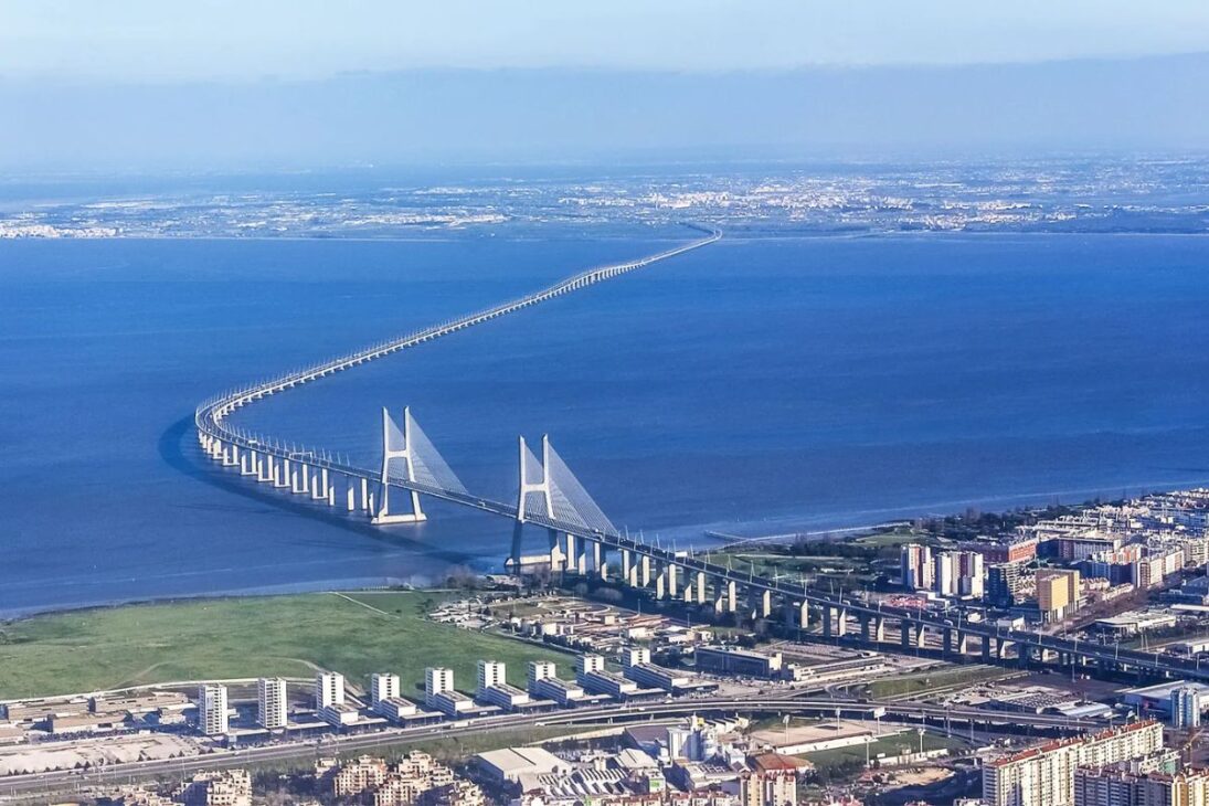 Con 17,2 km, el puente más largo de la Unión Europea fue construido para resistir a un terremoto 4,5 veces más fuerte que el de Lisboa en 1755
