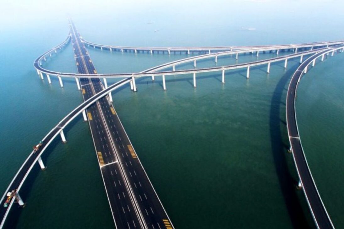 Con 42,5 km, fue el puente marino más largo del mundo en 2011, construido en 4 años para resistir terremotos de magnitud 8.