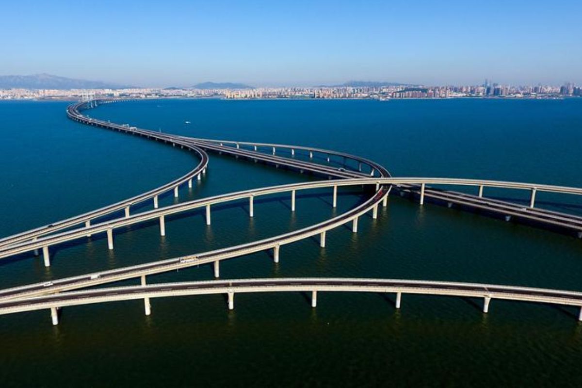 Com 42,5 km, a ponte sobre o mar mais longa do mundo une engenharia da China e resistência a terremoto em uma construção que marcou o século XXI.