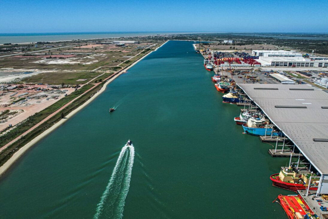 Con Parque Termoeléctrico de R$ 12 mil millones y Retroárea de 90 km², el Puerto de Açu es el mayor complejo privado de aguas profundas de América Latina