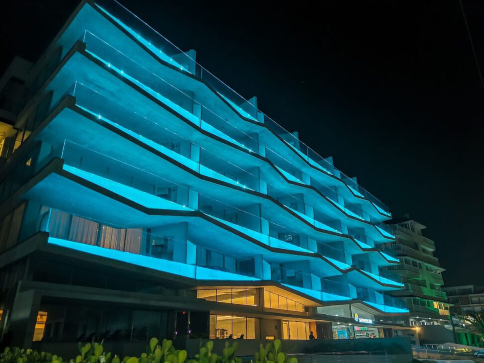 Con piscinas panorámicas, barandillas de vidrio y fachada en zigzag, edificio polémico en Ubatuba