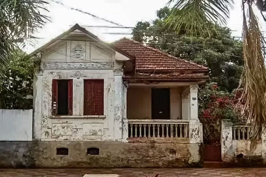 Cómo era vivir en una casa brasileña de los años 70: sofá de rayas, silla de alambre y ese olor a café fresco en el patio