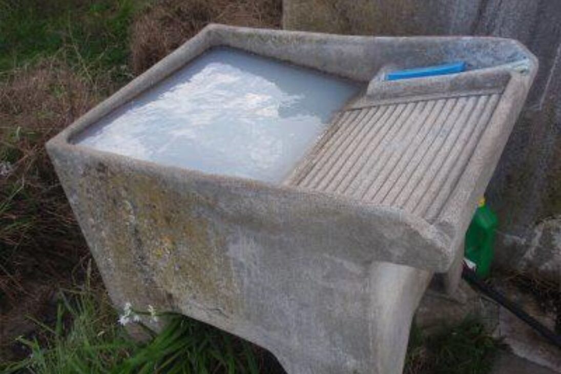 Cómo era vivir en una casa brasileña de los años 70: sofá de rayas, silla de alambre y ese olor a café fresco en el patio