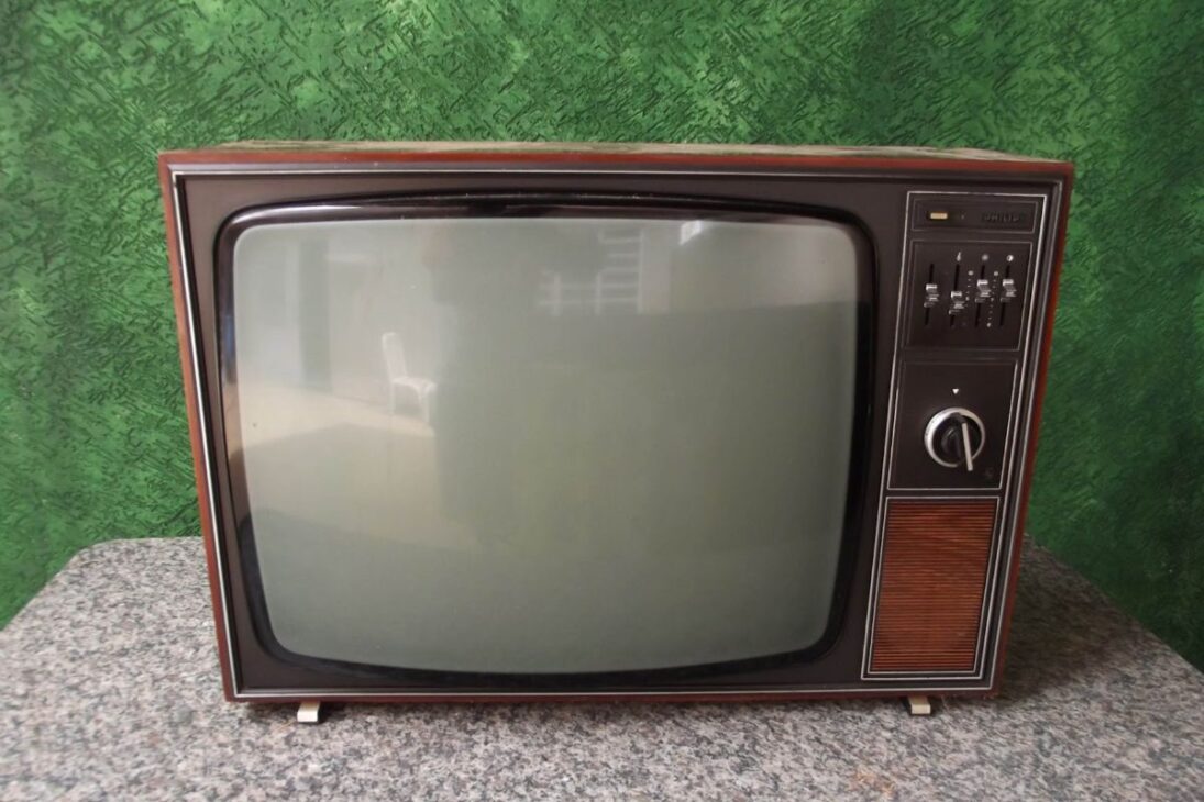 Cómo era vivir en una casa brasileña de los años 70: sofá de rayas, silla de alambre y ese olor a café fresco en el patio