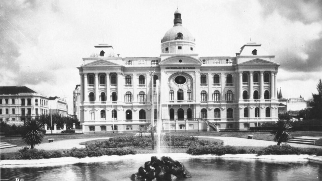 Lejos del eje Río-São Paulo, la primera universidad del Brasil fue fundada en Paraná en 1912, impulsada por un sorprendente sueño local de "emancipación intelectual" para apoyar la economía de la yerba mate.