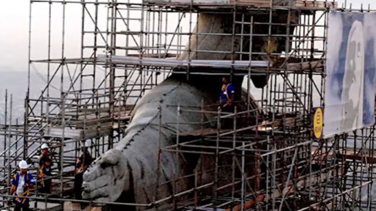 fase de construcción del Cristo Redentor duró nueve años y fue un inmenso desafío logístico que involucró el transporte de materiales por la Estrada de Ferro do Corcovado y el montaje de piezas francesas a 700 metros de altura, siendo concluida sin ninguna muerte de obrero
