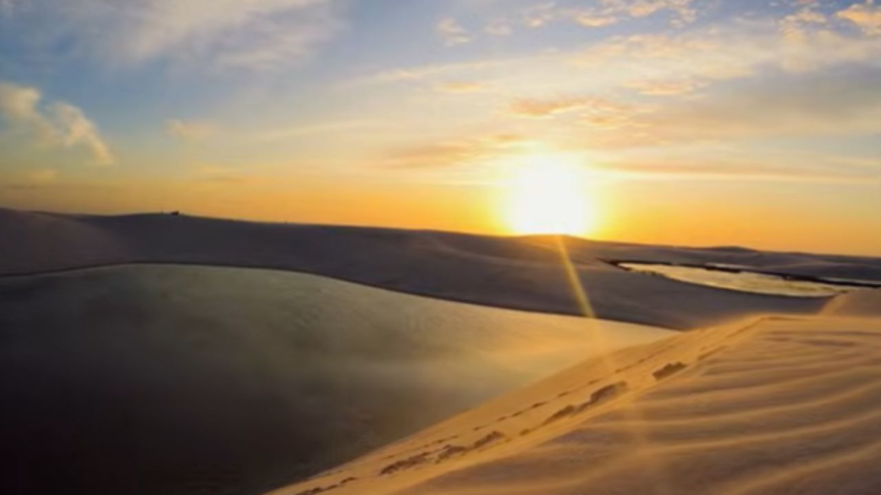 Conheça o 'deserto' brasileiro: uma vastidão de dunas de areia branca entrecortadas por lagoas de água cristalina que se formam apenas durante uma parte do ano