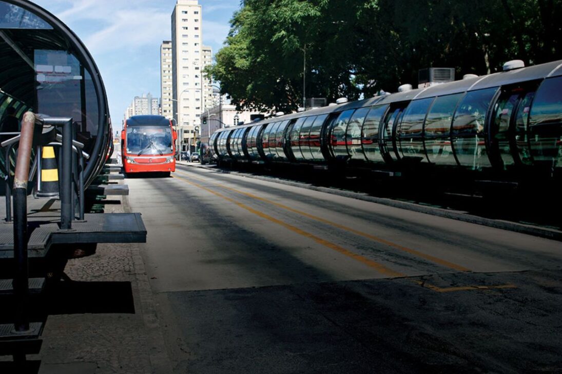 Considerada una de las ciudades más inteligentes del mundo, esta capital paranaense inspiró el sistema de transporte de Nueva York y tiene más área verde por habitante que muchas capitales europeas