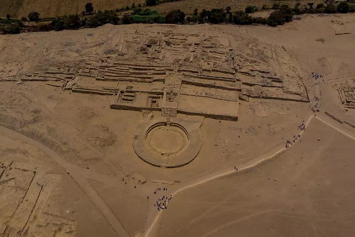 Descoberta no Peru revela a cidade de Peñico, construída pela civilização Caral há 4 mil anos, marcada por cultura e cooperação em vez de guerras.