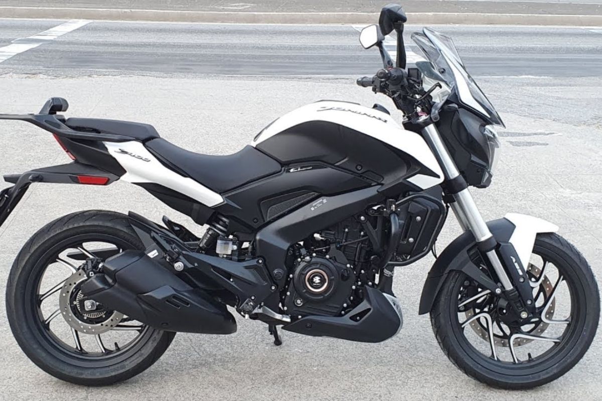 A Dominar 400 2026 reforça o conceito sport touring com até 28 km/l, top speed de 180 km/h e pacote completo com LED, USB e suspensão invertida, unindo desempenho, conforto e tecnologia num conjunto acessível e bem-equipado. fonte e imagem: Rodolfinho da Z