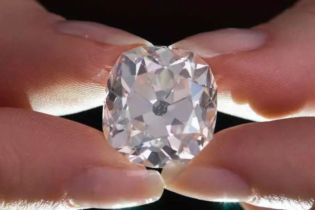 Ella usó por 30 años un anillo de 10 libras hallado en feria de Londres y descubrió ser un diamante de 26,27 quilates subastado por 656.750 libras