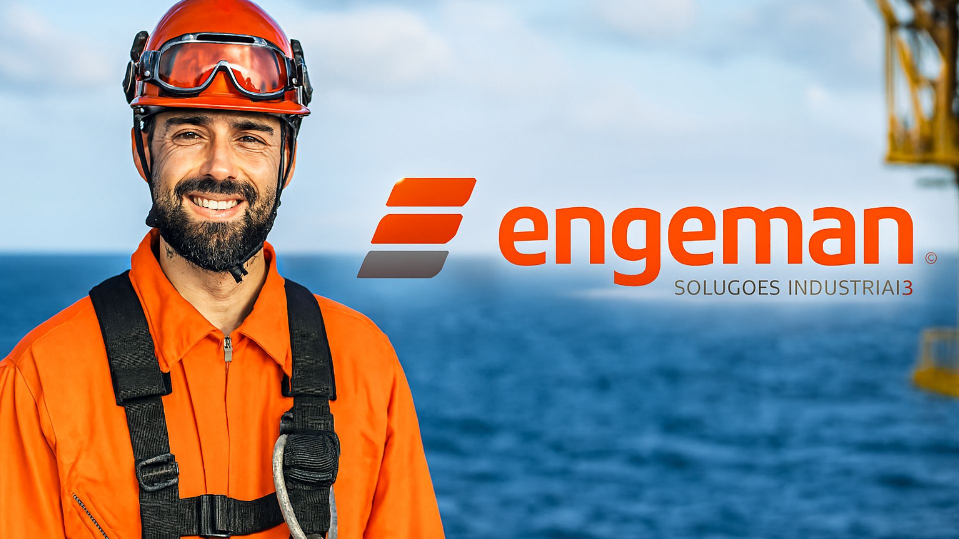 Trabalhador offshore sorridente com uniforme laranja e equipamentos de segurança, em frente ao mar, ao lado do logotipo da Engeman.