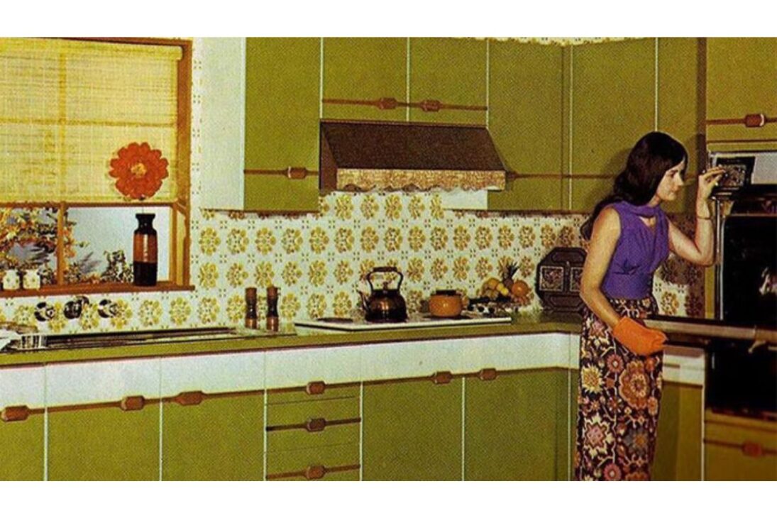 Entre En La Cocina, En El Dormitorio Y En El Baño De Los Años 70 Y Descubre Cómo Era Vivir Con Muebles Oscuros, Carteles De Ídolos Y Azulejos Coloridos