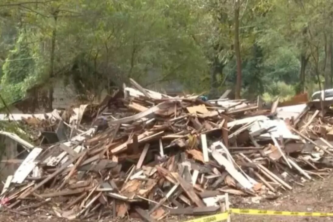 Equipo de demolición destruye la casa equivocada por error y la dueña solo se entera al recibir una llamada preguntando por qué su terreno estaba vacío