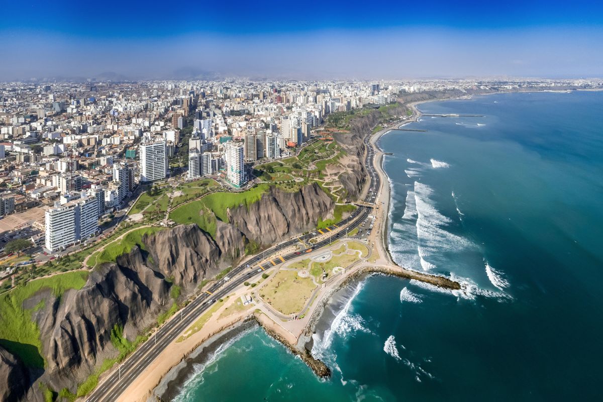 Lima, capital do Peru, encanta com sua gastronomia premiada, o charme de Miraflores e o inesquecível pôr do sol sobre o Pacífico, revelando história viva e contemporânea.