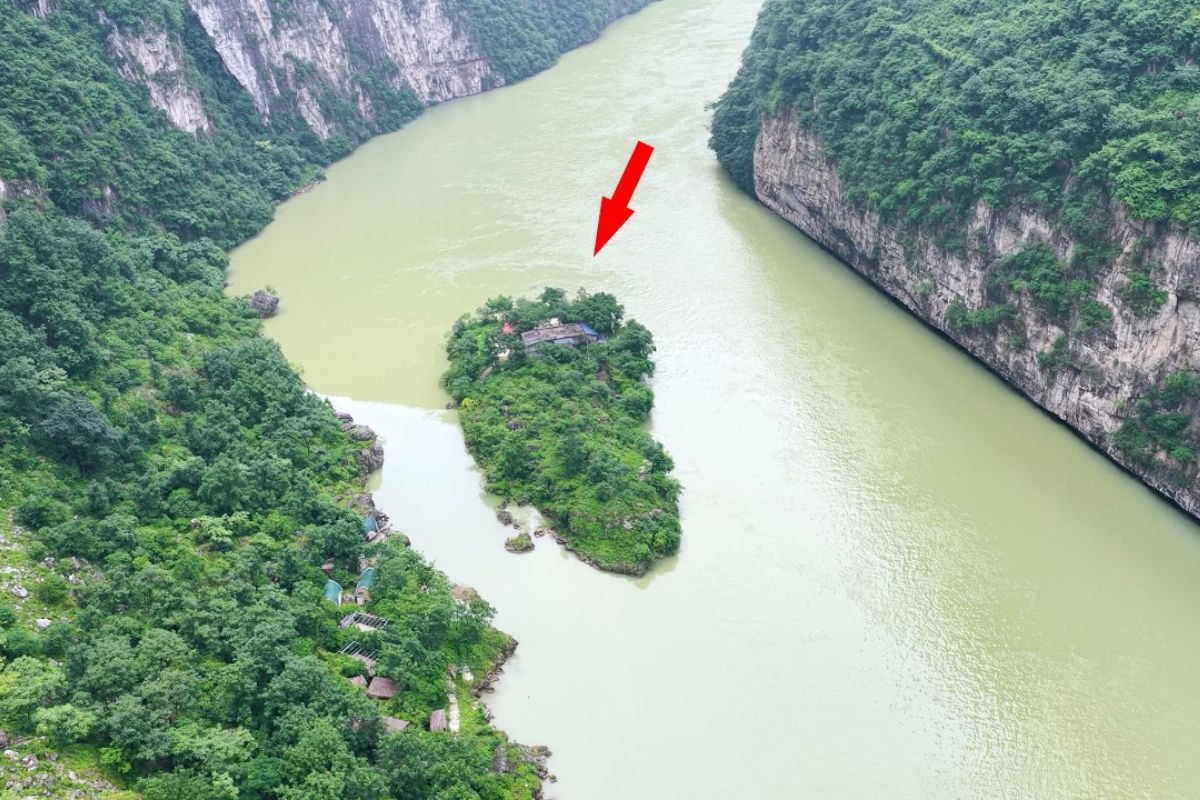Uma família isolada vive há 20 anos em uma ilha na China, às margens de um rio na China, em plena natureza e com uma vida simples que inspira liberdade.