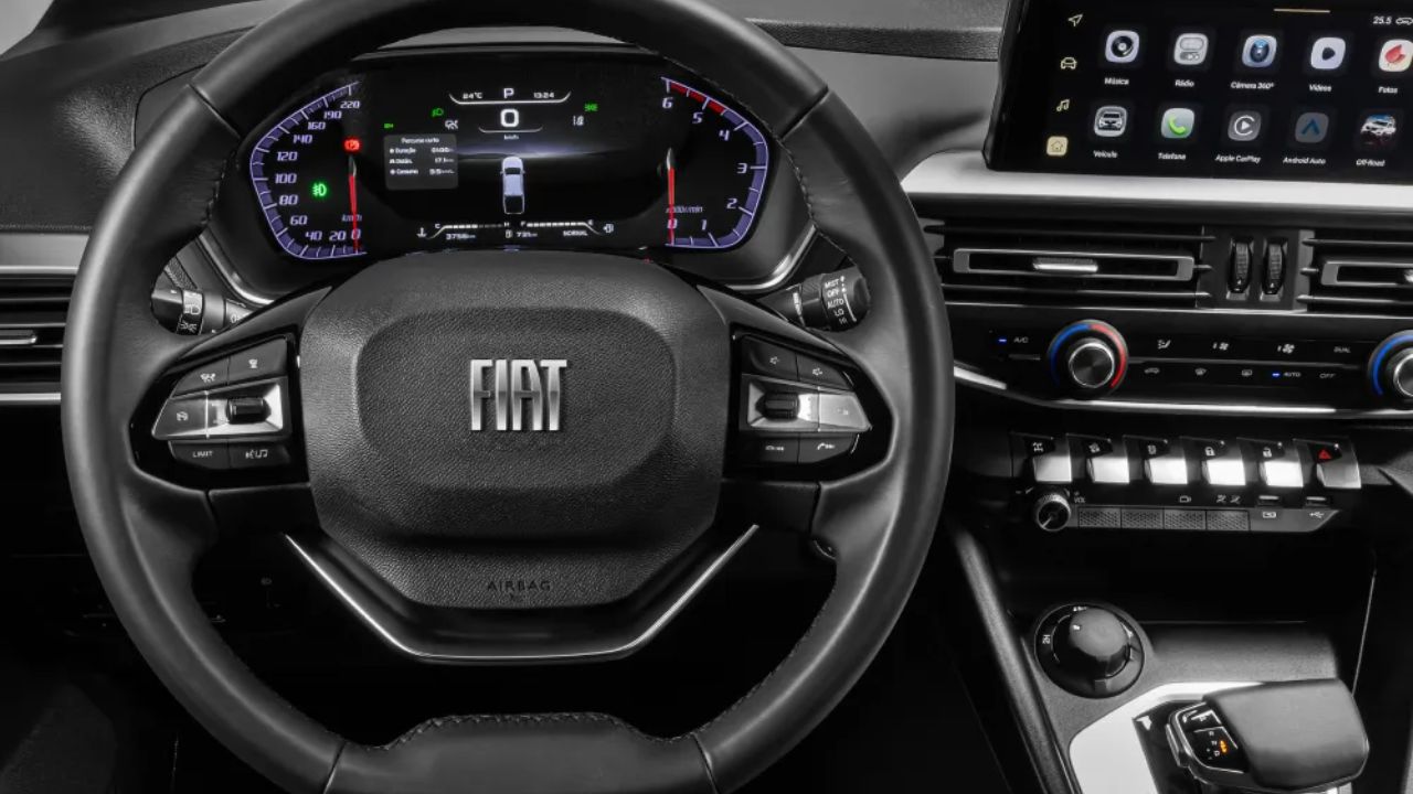 La Fiat Titano Ranch 2026 eleva su nivel tecnológico con un paquete de seguridad ADAS, que incluye frenado automático y piloto adaptativo, combinado a un panel de instrumentos digital y una central multimédia de 10 pulgadas con espejamiento inalámbrico.