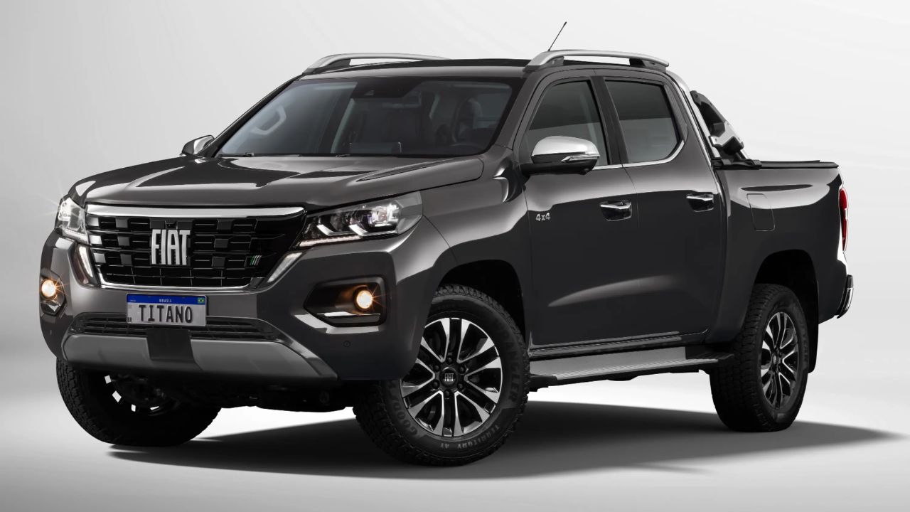 El diseño de la Fiat Titano 2026 une un exterior robusto, destacado por la parrilla frontal imponente con el logo de la marca, a un interior moderno con un console central actualizado por un cambio estilo "joystick"