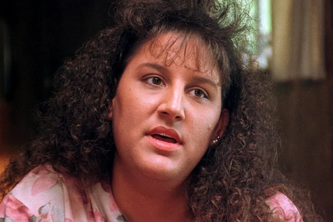 Camarera recibe un billete de lotería como propina, gana R$ 50 millones y demanda a los colegas de trabajo que exigieron una parte del premio