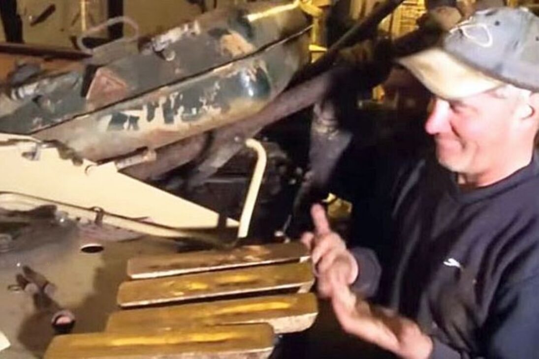 Hombre compra un tanque de guerra usado por US$ 37 mil y encuentra cinco barras de oro, valoradas en más de US$ 2 millones, escondidas en el tanque de combustible