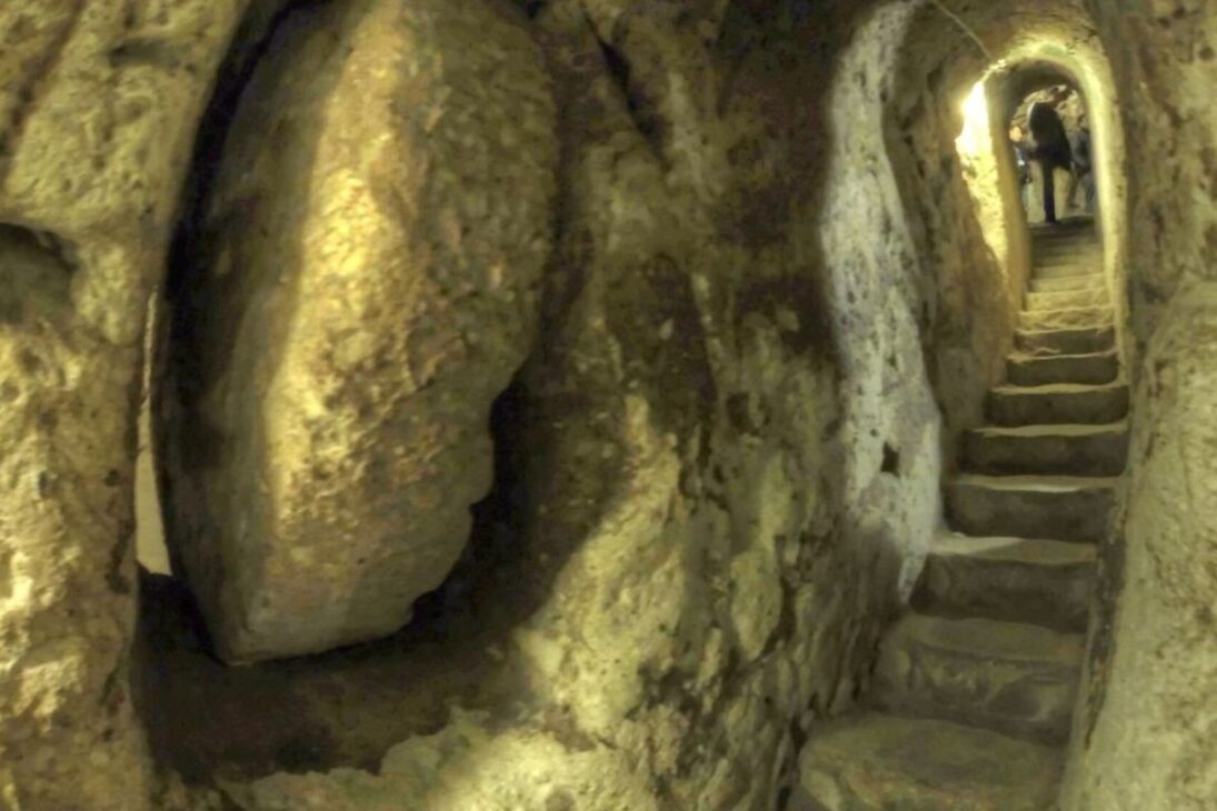 Hombre derriba una pared en el sótano y descubre la entrada de Derinkuyu, una ciudad subterránea de 18 pisos para 20 mil personas en Turquía