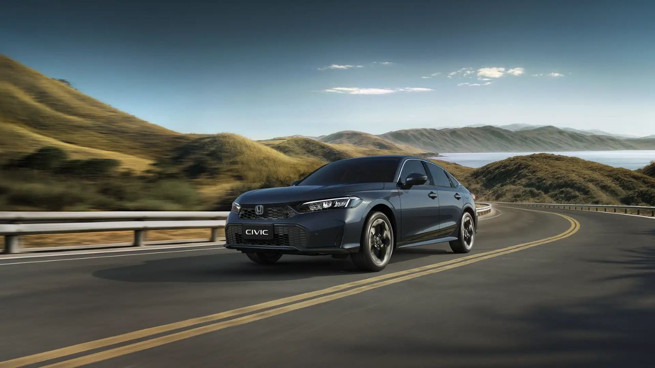 Con líneas más sobrias y una silueta alargada, el diseño del nuevo Honda Civic cambia la agresividad de la generación anterior por una elegancia discreta y atemporal