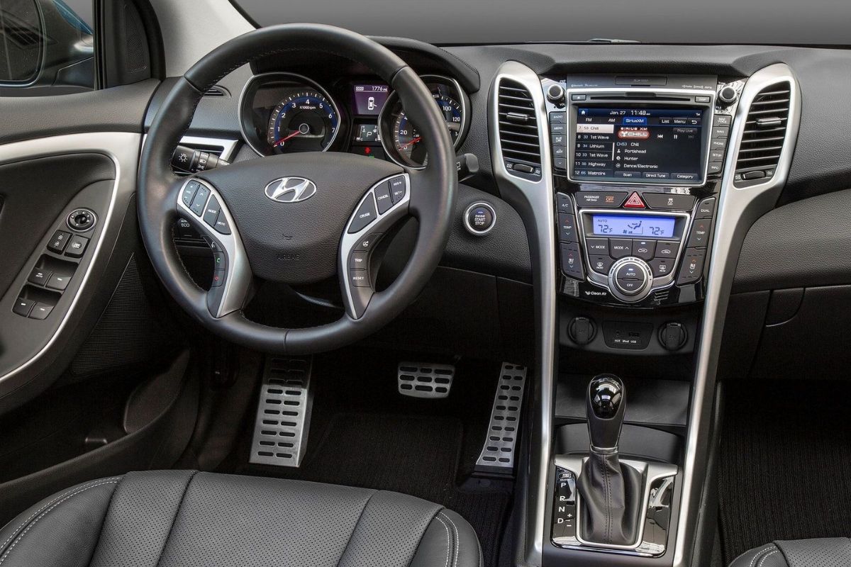 O Hyundai Elantra 2.0 flex une teto solar, ar dual zone e câmbio automático por R$ 65 mil, destacando conforto e custo-benefício entre sedãs médios.