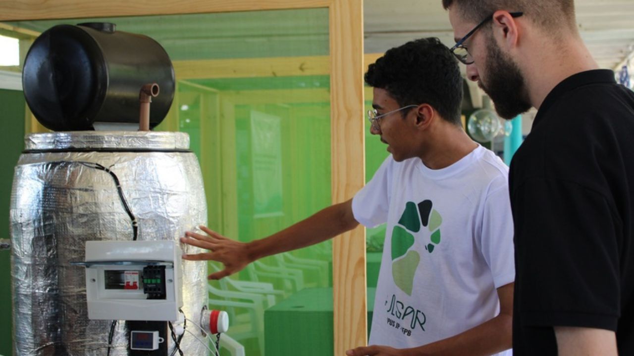 Estudiantes del IFPB desarrollan calentador solar accesible y sostenible para familias de bajos ingresos: innovación, energía renovable y economía social