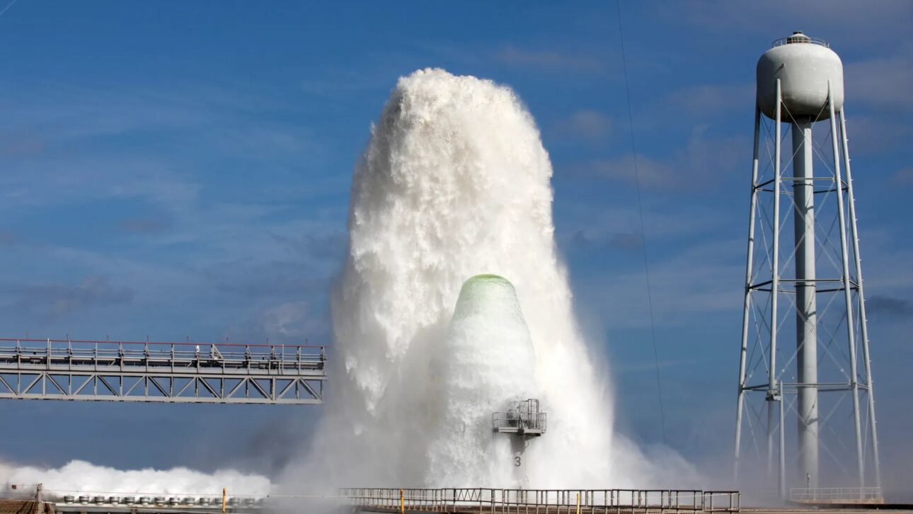 El sistema de diluvio de la NASA libera aproximadamente 450 000 galones de agua en el Complejo 39B para supresión acústica y térmica. (Imagen: NASA)